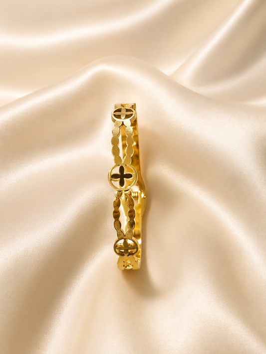 Elegant Clover Charm Gold Bracelet