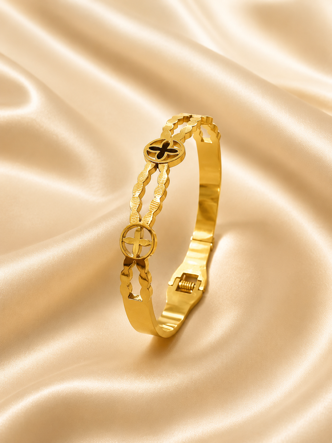 Elegant Clover Charm Gold Bracelet