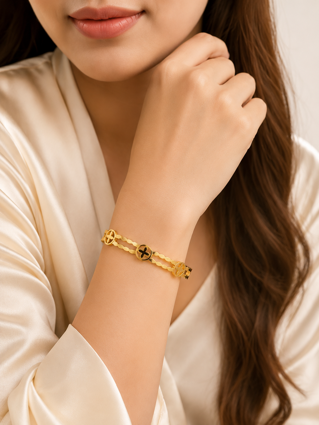Elegant Clover Charm Gold Bracelet