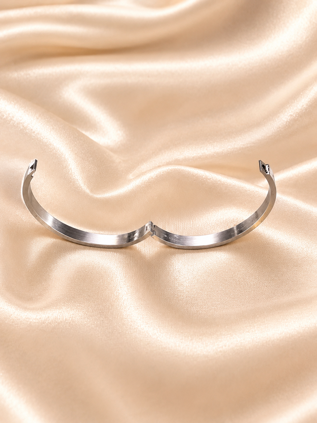 Silver noir Floral Kada